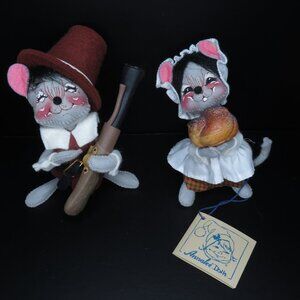 Vintage Annalee "Pilgrim Boy and Girl" Decorative Set of Plush Mice